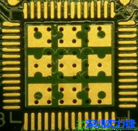 這也是不好的通孔設計，但部份通孔已經用綠漆(mask)蓋上，但仍有部份通孔未塞孔。 