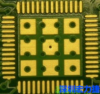 這個通孔的設計勉強可以接受，只剩下正中間一個通孔沒有塞孔，而且孔徑也變小了。