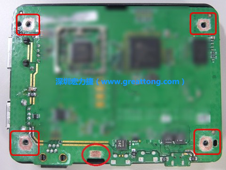 手動(dòng)去綠漆。使用傳統(tǒng)的刀片去除綠漆后的效果。
