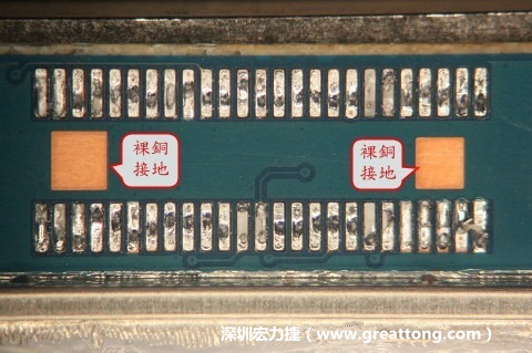 把板對板連接器全部移除，發(fā)現(xiàn)其下方板子共有兩個(gè)裸銅的方形設(shè)計(jì)。
