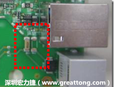 有人認為電容旁邊已經(jīng)有螺絲將電路板固定于機殼上了，不應該發(fā)生電路板彎曲的現(xiàn)象才對。