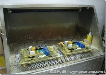 使用噴涂(Spraying)方式作業(yè)conformal coating時，需設(shè)備抽真空的設(shè)備，否則噴涂的物質(zhì)會飄散到空氣當中，影響人體的健康。
