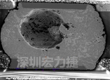 錫球氣泡大到足以影響到焊接的品質(zhì)，下圖是錫球切片后的剖面，可以很明顯看到氣泡已經(jīng)有錫球的 1/3 大了