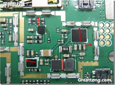 圖中顯示一塊電路板使用這種屏蔽夾(shielding clip)的實(shí)例。基本上我們?cè)趶澖堑牡胤蕉荚O(shè)計(jì)擺放了一個(gè)屏蔽夾，這樣可以讓作業(yè)員比較方便安裝屏蔽罩(shielding can)時(shí)的對(duì)位準(zhǔn)確。然后在其他沒有屏蔽夾的地方也設(shè)計(jì)了一些接地的布線，一來可以稍微提升屏蔽罩的電磁隔絕能力，另一方面也可以為屏蔽夾無效時(shí)，馬上可以更改為屏蔽框，而無需要重新設(shè)計(jì)電路板。