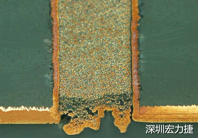 PCB設(shè)計(jì)之導(dǎo)電孔塞孔工藝 導(dǎo)電孔Via hole又名導(dǎo)通孔，為了達(dá)到客戶要求，導(dǎo)通孔必須塞孔，經(jīng)過(guò)大量的實(shí)踐，改變傳統(tǒng)的鋁片塞孔工藝，用白網(wǎng)完成板面阻焊與塞孔。生產(chǎn)穩(wěn)定，質(zhì)量可靠。