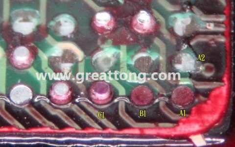 下圖是紅墨水測(cè)試后將PCB板子拿回來側(cè)一個(gè)角度拍攝的照片，就可以很清楚的看到錫球黏在PCB端，或不在PCB端。