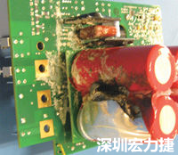元件選擇不當導致大量電流或電壓流經(jīng)電路，將會發(fā)生像這個燒融電容器的損壞情形。