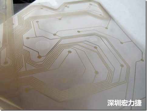 下面第二個(gè)圖則是另一片也有著按鍵線路的PTF，當(dāng)上、下兩面PTF的按鍵結(jié)點(diǎn)互相接觸后就可以計(jì)算出是哪個(gè)按鍵被按下了?？墒钱?dāng)按鍵沒(méi)有按下時(shí)，上下兩片PTF的線路則是分開(kāi)的，所以上圖那片PTF的線路上面其實(shí)還另外覆蓋了另一層透明的PET作為絕緣層，只露出了需要在鍵盤(pán)按下時(shí)才會(huì)碰觸的接觸點(diǎn)，因?yàn)檫@些材質(zhì)使用的都是Polymer，所以才撐這樣的技術(shù)為Polydome(聚合簧片)。