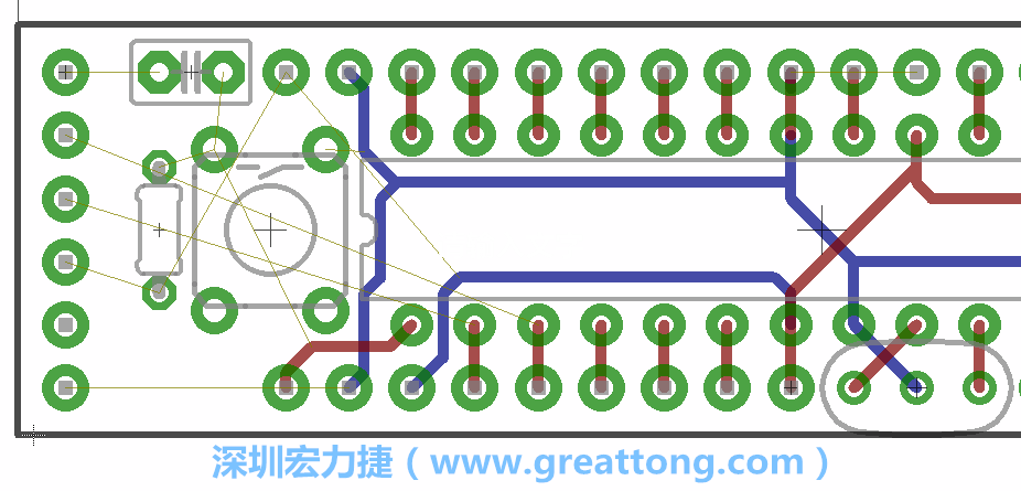 到目前為止，你應(yīng)該只剩下四個部分還未進(jìn)行布線，10K重置上拉電阻器、重置電容和1×6的序列排針。