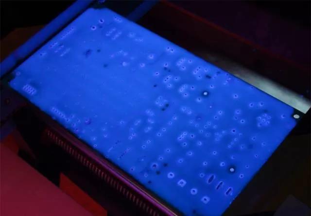 經(jīng)過涂覆工藝后的PCB，在紫光燈下的拍攝效果，原來coating也可以這么美！