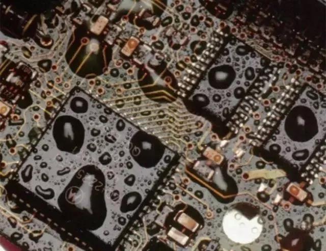 經(jīng)過涂覆工藝后的PCB，在表面形成透明的保護膜，能有效防止水珠和潮氣侵入，避免漏電和短路。